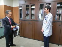永廣病院長より履修証明書の授与が行われました。